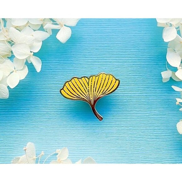 Ginkgo Biloba Leaf Enamel Pin - Gold Plated Nature Jewelry & Brooch - Picture 3 of 9